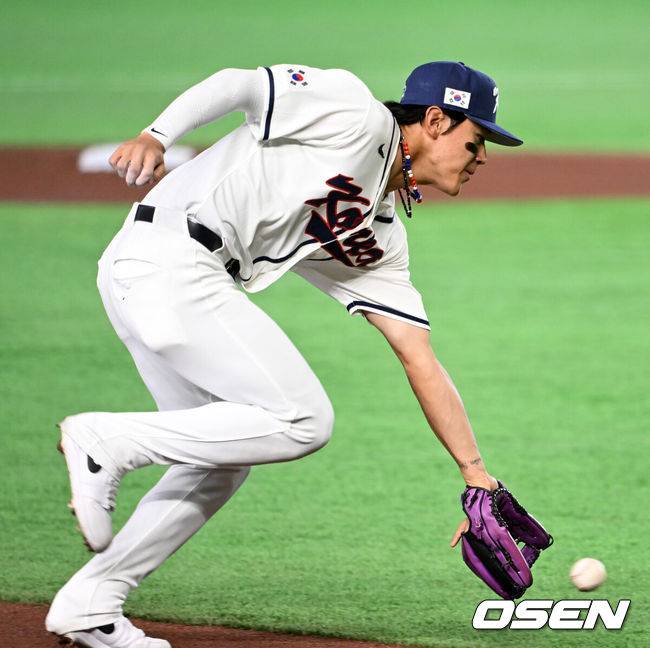 [OSEN=도쿄(일본), 손용호 기자] 8일 일본 도쿄돔에서 2026 월드베이스볼클래식(WBC) 1라운드 C조 조별리그 대한민국과 대만의 경기가&nbsp;열렸다.한국은 전날(7일) 일본과의 경기에서 6-8로 석패했다. 앞서 체코전을 11-4로 잡았던 한국은 1승1패를 마크하게 됐고, 남은 대만전과 호주전에 사활을 걸어야 한다.3회초 무사에서 한국 김도영이 대만 린자정의 3루 땅볼 타구를 처리하고 있다. 2026.03.08&nbsp;/spjj@osen.co.kr