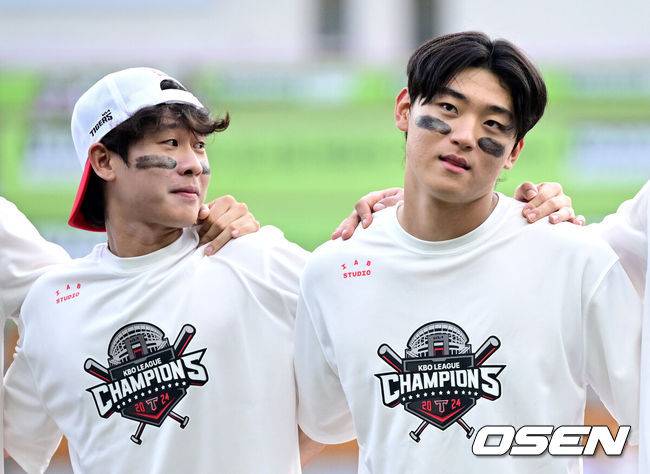 [OSEN=인천, 최규한 기자] 프로야구 KIA 타이거즈가 정규시즌에서 우승을 거머쥐었다.정규시즌 우승까지 매직넘버 1을 남겨두고 있던 KIA는 이날 경기에서 승리하거나 서울 잠실구장에서 열린 두산과 삼성의 경기에서 삼성이 패하면 우승을 확정할 수 있었다. 자력우승에 도전했던 KIA는 SSG에 패하며 자력우승을 하지는 못했지만 두산이 삼성을 8-4로 격파하면서 마지막 매직넘버를 줄이고 정규시즌 우승을 확정했다. 1991년, 1993년, 1996~1997년, 2009년, 2017년에 이은 구단 역대 7번째 우승이다.&nbsp;KIA 김도영(오른쪽)과 박찬호를 비롯한 선수들이 우승을 기뻐하고 있다. 2024.09.17 / dreamer@osen.co.kr