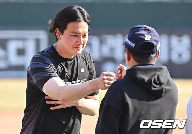 [OSEN=부산, 이석우 기자] 21일 부산 사직야구장에서 2026 신한 SOL KBO 리그 롯데 자이언츠와 한화 이글스의 시범경기가 열렸다. 홈팀 롯데는 로드리게스가, 방문팀 한화는 엄상백이 선발 출전했다.롯데 자이언츠 김원중이 12-6으로 승리한 후 김태형 감독과 기쁨을 나누고 있다. 2026.03.21 / foto0307@osen.co.kr