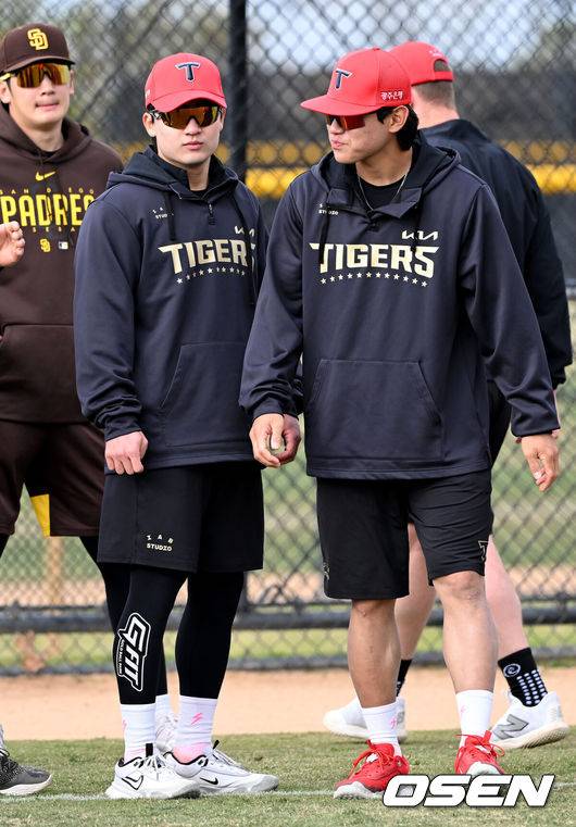 [OSEN=어바인(미국), 이대선 기자] 12일(한국시간) 미국 캘리포니아주 어바인 그레이트파크 베이스볼 컴플렉스에서 KIA 타이거즈의 1차 스프링캠프가 진행됐다.KIA 선수단은 오는 18일 미국에서 출발해 19일 인천으로 입국한 뒤 20일에 일본 오키나와로 건너가 21일부터 3월 4일까지 킨 구장에서 본격적인 실전을 치른다.KIA 윤도현과 김도영이 스트레칭을 하고 있다. 2025.02.12 / sunday@osen.co.kr