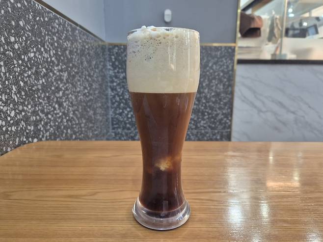 엔제리너스의 커피 메뉴 중 하나인 ‘아메리치노 크러쉬’. 김동환 기자