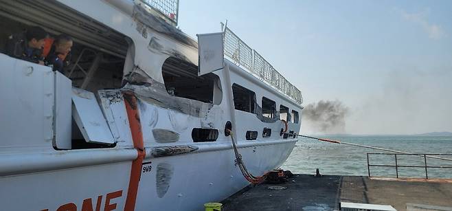 서해5도특별경비단 3000t급 경비함정 3019함이 입항 과정에서 조류에 밀려 방파제와 충돌해 훼손됐다. 독자 제공