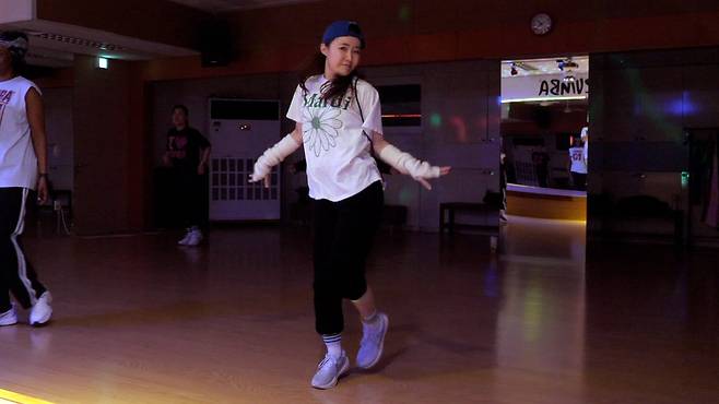 국윤진 팀장이 생크림을 버터로 만들기 위해 격렬한 줌바댄스를 추고 있다.