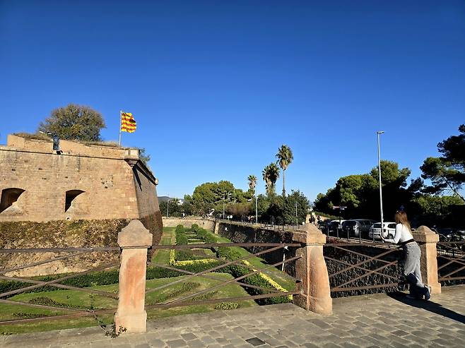 몬주익 성 입구 해자.