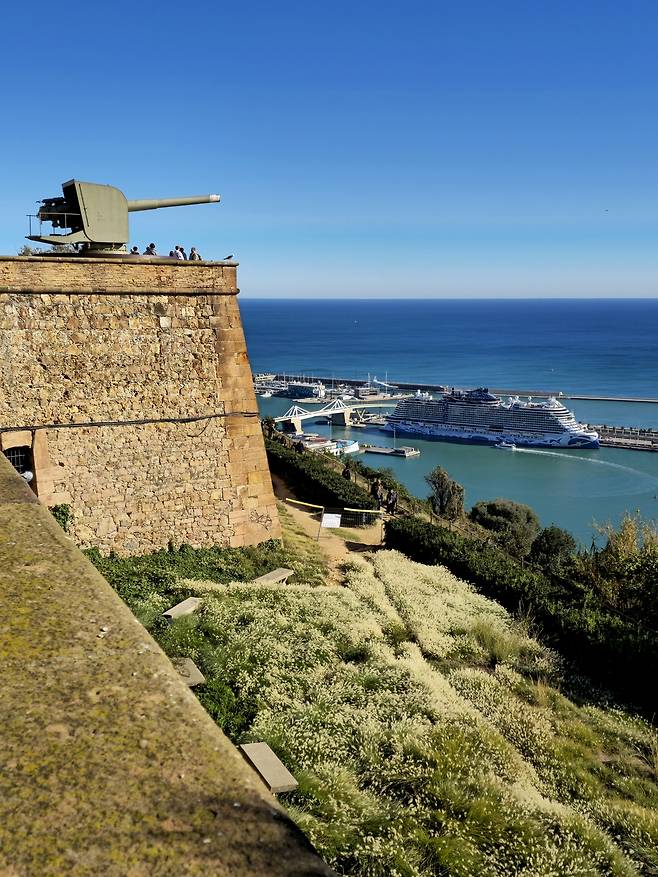 몬주익 성 대포와 바르셀로나 항구.