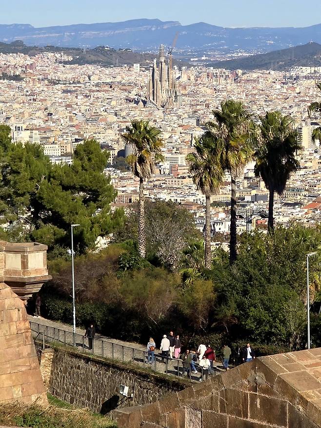 몬주익 성에서 본 사그라다 파밀리아 성당.