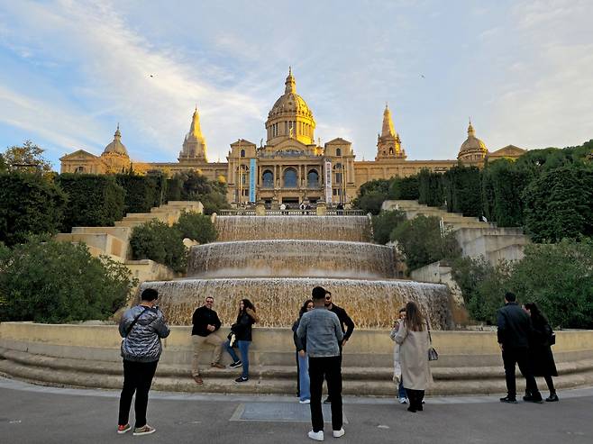 카탈루냐 국립 미술관과 몬주익 분수.