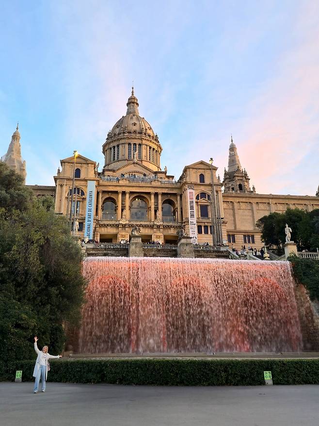 카탈루냐 국립 미술관과 몬주익 분수.