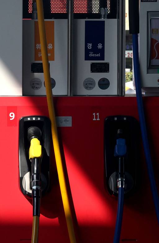 20일 서울의 한 주유소에 주유기가 걸려있다. 이날 한국석유공사 오피넷에 따르면 18일 기준 서울지역 보통 휘발유 평균 판매가격은 리터(L)당 1853.22원으로 집계, 최고가격제 시행 이후 35원 안팎 내렸지만 중동 전쟁 초기인 이달 1일 1751.75원과 비교하면 여전히 높은 수준이다. 뉴스1