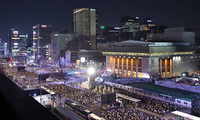 방탄소년단(BTS)이 21일 서울 광화문 광장에서 정규 5집 '아리랑(ARIRANG)' 앨범 발매를 기념해 컴백 무대를 앞둔 가운데 팬들이 공연을 기다리고 있다. 방탄소년단은 오후 8시부터 약 1시간에 걸쳐 신곡과 히트곡 무대를 선사한다. 사진공동취재단