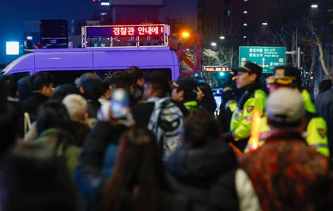 방탄소년단(BTS) 광화문 컴백 공연이 열린 21일 서울 종로구 광화문 광장에서 시민과 외국인 아미(BTS 팬덤 명칭) 등이 공연을 관람한 뒤 퇴장하고 있다.