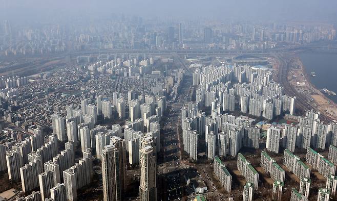 서울 송파구 롯데월드타워에서 바라본 강남3구 아파트 모습. 연합뉴스