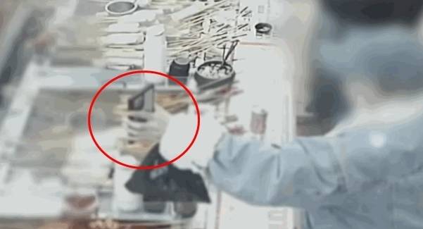 가게에 100번 이상 방문한 단골 손님이 계좌이체를 한 것처럼 속여 80번 이상 무전취식을 해온 사실이 드러났다. JTBC ‘사건반장’ 캡처