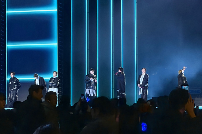 방탄소년단(BTS)가 21일 오후 서울 광화문광장에서 열린 컴백 무대에서 공연하고 있다. 연합뉴스
