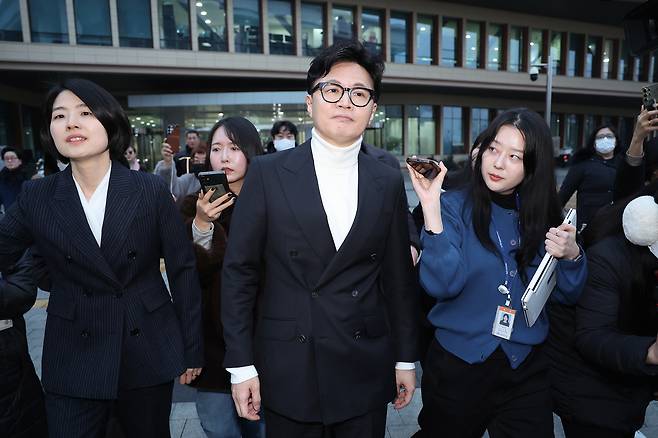 한동훈 전 국민의힘 대표가 13일 서울 여의도 국회 소통관에서 기자회견을 마친 후 회견장을 나서고 있다. 뉴스1