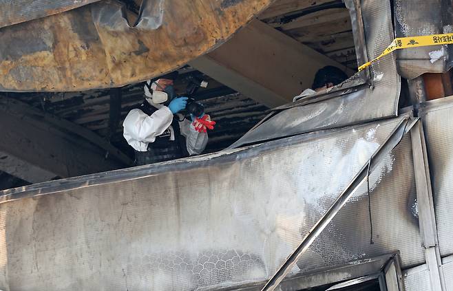 경찰과 소방 당국이 21일 오전 대형 화재가 발생한 대전 대덕구 안전공업 내부에서 인명 수색작업과 화재 조사를 하고 있다. 2026.3.21 연합뉴스