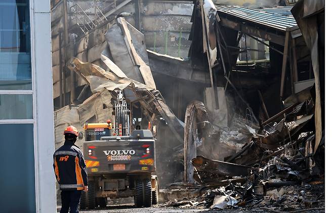 전날 대형 화재가 발생한 대전 대덕구 안전공업의 건물의 21일 오후 모습 ⓒ연합뉴스