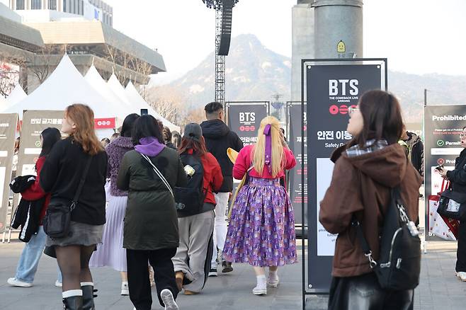 21일 오후 방탄소년단의 팬덤 아미들이 방탄소년단 상징색인 보랏빛 옷을 입고 광화문광장에 모이고 있다. ⓒ시사저널 이종현