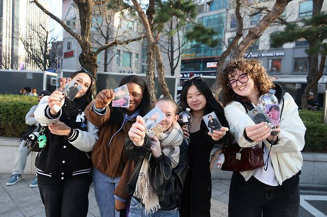 BTS 굿즈 판매장에서 단국대 교환 학생으로 한국에 온 유학생들이 포토카드를 들고 즐거워하는 모습 ⓒ시사저널 이종현