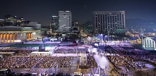 21일 오후 8시 시작되는 방탄소년단(BTS)의 컴백 무대를 앞두고 팬들이 공연을 기다리고 있다. ⓒ사진공동취재단