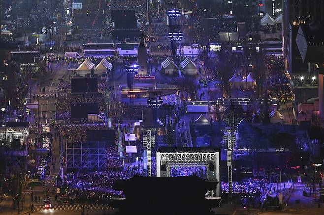 방탄소년단(BTS)이 21일 서울 광화문광장에서 컴백 기념 공연인 'BTS 컴백 라이브: 아리랑'을 펼치고 있다. ⓒ사진공동취재단