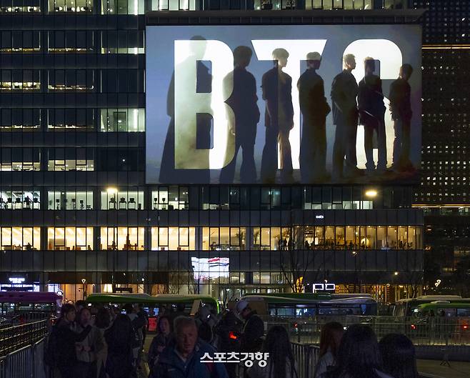 방탄소년단(BTS) 컴백 공연을 이틀 앞둔 19일 무대가 설치된 서울 광화문광장 일대 전광판에 홍보 영상이 흘러나오고 있다. 문재원 기자