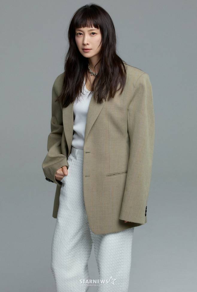 ENA 드라마 '아너'의 배우 이나영이 11일 서울 종로구 삼청동에서 진행된 라운드 인터뷰를 위해 포즈를 취하고 있다. /사진제공=이든나인/2026.03.11 /사진=김휘선 hwijpg@