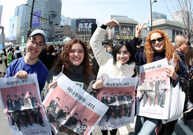 21일 서울 광화문 일대에서 방탄소년단(BTS) 컴백 공연을 기다리는 외국인 팬들이 '머니투데이 with BTS' 호외를 들고 기뻐하고 있다. /사진=김창현 chmt@