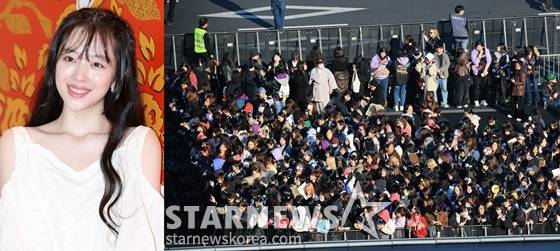 고 설리(왼쪽), 방탄소년단(BTS) 컴백 공연일인 21일 오후 서울 종로구 광화문광장 무대 관객석으로 팬들이 입장을 하고 있는 모습 /사진=스타뉴스, 뉴스1