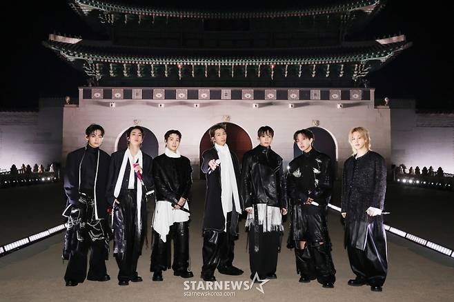 [서울=뉴시스] 방탄소년단(BTS)이 21일 서울 종로구 광화문광장에서 컴백을 기념해 'BTS 컴백 라이브 : 아리랑' 공연을 선보이고 있다. (사진=빅히트 뮤직/넷플릭스 제공) 2026.03.21. photo@newsis.com *재판매 및 DB 금지 /사진=