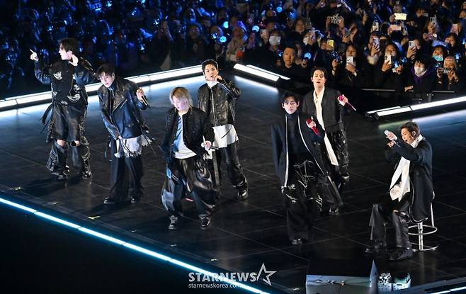 (서울=뉴스1) 사진공동취재단 = 방탄소년단(BTS)이 21일 서울 광화문광장에서 'BTS 컴백 라이브: 아리랑' 발매 기념 컴백 공연을 하고 있다. 2026.3.21/뉴스1  Copyright (C) 뉴스1. All rights reserved. 무단 전재 및 재배포,  AI학습 이용 금지. /사진=(서울=뉴스1) 사진공동취재단