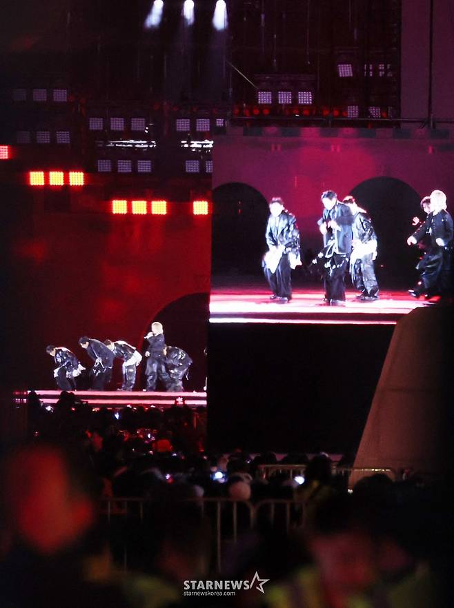 그룹 방탄소년단이  21일 서울 종로구 광화문 광장에서 컴백 공연을 하고 있다. /2026.03.21 /사진=김휘선 hwijpg@