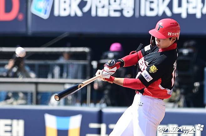 21일 오후 서울 송파구 잠실야구장에서 열린 '2026 신한 SOL Bank KBO리그 시범경기' KIA 타이거즈와 두산 베어스의 경기, 3회초 무사 1,2루 KIA 정현창이 두산 선발투수 최승용 상대로 스리런 홈런을 때려내고 있다. 잠실, 박지영 기자