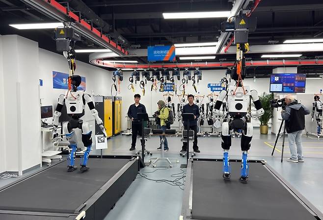 걷기 테스트 중인 '톈궁'의 휴머노이드 로봇들     (베이징=연합뉴스) 정성조 특파원 = 20일 오후 중국 베이징 휴머노이드 로봇 혁신 센터 시험·검증 플랫폼에서 조립 중인 휴머노이드 로봇들이 트레드밀 위를 걷는 시험을 하는 모습. 2026.3.21 xing@yna.co.kr