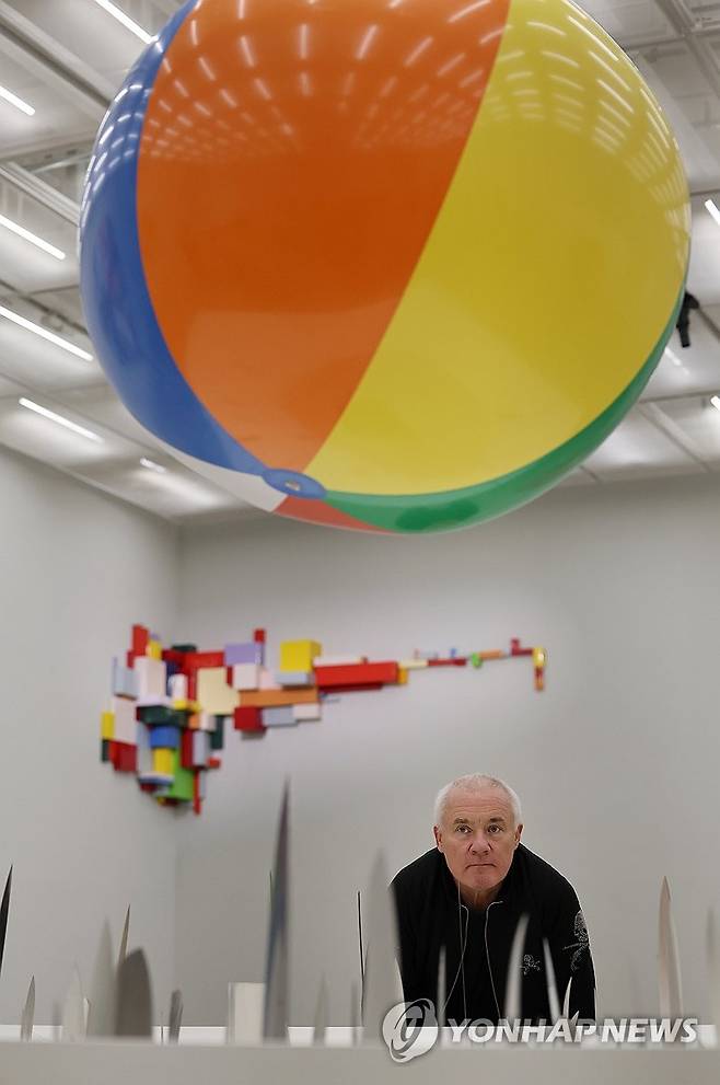 '사랑의 취약성'과 데이미언 허스트 (서울=연합뉴스) 이재희 기자 = 영국 작가 데이미언 허스트가 18일 서울 종로구 국립현대미술관에서 열린 '진실은 없어 그러나 모든 것은 가능하지' 개인전에 전시된 '사랑의 취약성' 작품과 함께 포즈를 취하고 있다. 2026.3.18 scape@yna.co.kr