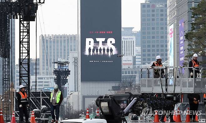BTS 컴백 광화문 공연 무대 설치 (서울=연합뉴스) 김인철 기자 = 그룹 방탄소년단(BTS)의 컴백 공연을 하루 앞둔 20일 서울 종로구 광화문광장에 메인 무대가 설치되고 있다. 2026.3.20 yatoya@yna.co.kr
