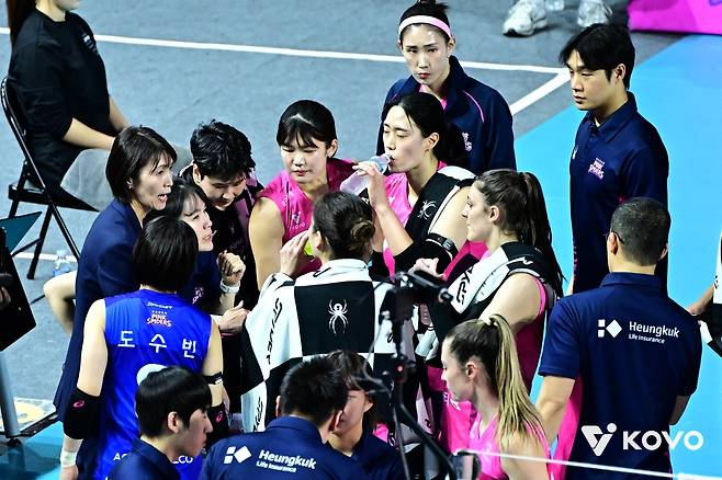 작전 지시하는 요시하라 도모코 흥국생명 감독(맨 왼쪽) [한국배구연맹 제공. 재판매 및 DB 금지]