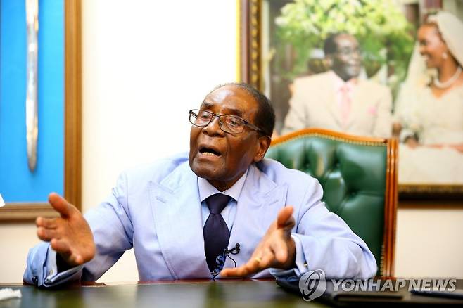 2017년 축출된 이후 이듬해 3월 언론 인터뷰에 나선 로버트 무가베 전 짐바브웨 대통령 [EPA 연합뉴스 자료사진. 재판매 및 DB 금지]