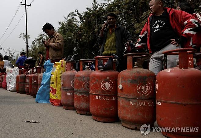 네팔의 액화석유가스(LPG) 판매소 앞에 늘어선 빈통  [로이터 연합뉴스 자료사진]
