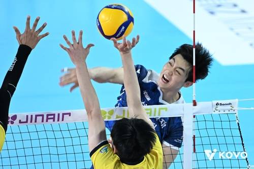 스파이크하는 삼성화재의 이우진(뒤쪽) [한국배구연맹 제공. 재판매 및 DB 금지]