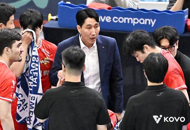 작전 지시하는 한국전력의 권영민 감독(중앙) [한국배구연맹 제공. 재판매 및 DB 금지]