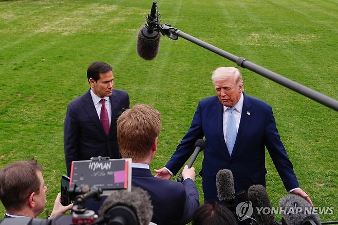 질의응답하는 트럼프 미국 대통령 [AP=연합뉴스. 재판매 및 DB 금지]