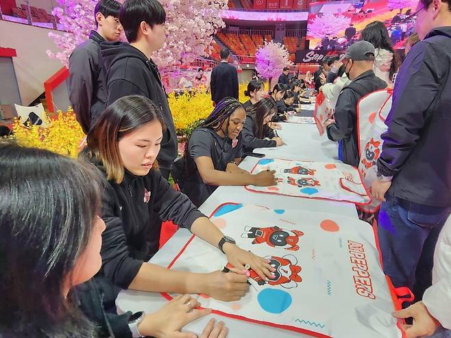 사인회에 참여한 페퍼저축은행 선수들 [페퍼저축은행 배구단 제공. 재판매 및 DB 금지]