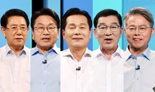 전남광주특별시장 민주당 본경선 진출자 5인  왼쪽부터 기호순으로 김영록, 강기정, 주철현, 신정훈, 민형배 민주당 경선 후보. [연합뉴스 자료사진]