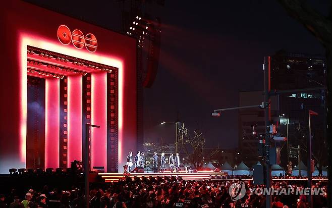 BTS 컴백, 광화문에서 화려한 무대 (서울=연합뉴스) 서대연 기자 = 21일 서울 광화문 광장에서 그룹 방탄소년단(BTS)의 정규 5집 '아리랑'(ARIRANG) 발매를 기념해 무료 공연 'BTS 컴백 라이브: 아리랑'(BTS THE COMEBACK LIVE｜ARIRANG)이 열리고 있다. 2026.3.21 dwise@yna.co.kr