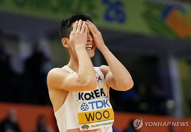 아쉬워하는 우상혁 우상혁이 21일(한국시간) 폴란드 토룬 쿠야프스코-포모르스카 아레나에서 열린 2026 세계실내육상경기선수권대회 남자 높이뛰기 결선에서 아쉬워하며 얼굴을 감싸고 있다. [로이터=연합뉴스]