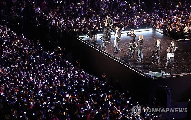 방탄소년단(BTS) 광화문 컴백 공연 (서울=연합뉴스) 그룹 방탄소년단(BTS)이 21일 서울 광화문 광장에서 정규 5집 '아리랑'(ARIRANG) 발매를 기념해 무료 공연 'BTS 컴백 라이브: 아리랑'(BTS THE COMEBACK LIVE｜ARIRANG)을 열고 있다. 2026.3.21 [사진공동취재단] photo@yna.co.kr
