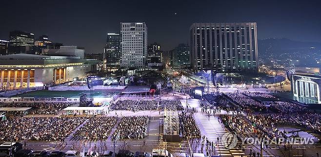 방탄소년단(BTS), 이제 광화문에서 '아리랑' (서울=연합뉴스) 21일 서울 광화문 광장에서 그룹 방탄소년단(BTS)의 정규 5집 '아리랑'(ARIRANG) 발매를 기념해 열린 무료 공연 'BTS 컴백 라이브: 아리랑'(BTS THE COMEBACK LIVE｜ARIRANG)를 찾은 팬들이 공연 시작을 기다리고 있다. 2026.3.21 [사진공동취재단] photo@yna.co.kr