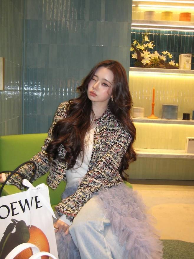 인플루언서 프리지아가 화려한 패션을 선보이고 있다. 사진 = 프리지아 인스타그램