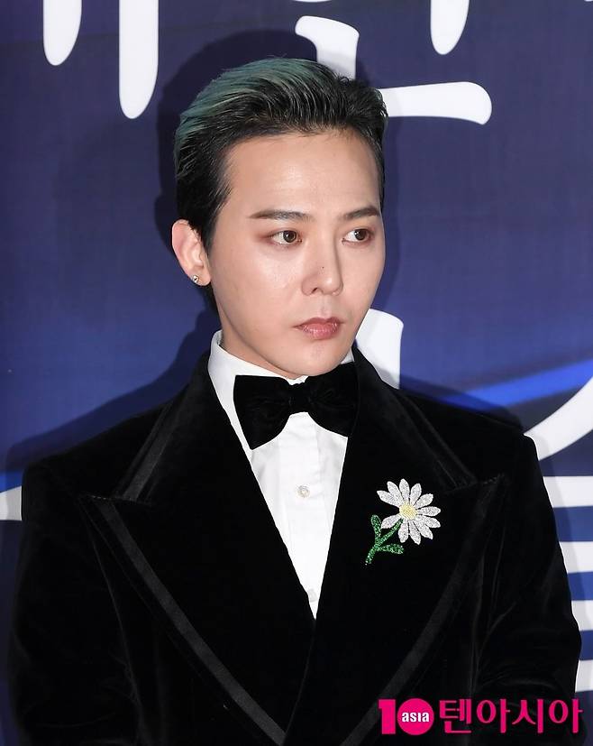 지드래곤이 공식 석상에서 자신의 브랜드를 상징하는 브로치를 단 자켓을 입고 집중하고 있다 사진= 지드래곤 / 텐아시아 DB